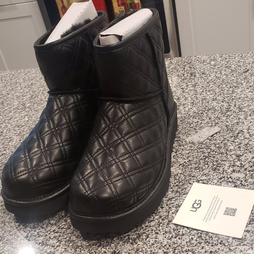 UGG CLASSIC MINI II QUILTED GENUINE SHEARLING LINED BOOTIE